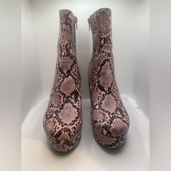 Design Lab Women's Arie Platform Boots sz 8 Pink Snake Print - Picture 2 of 3